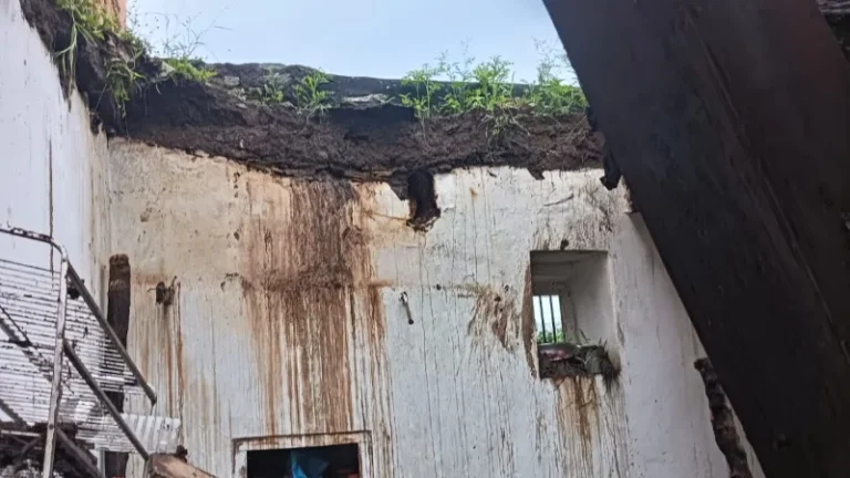 Heavy-rain-for-two-days-roof-of-house-collapses-in-ilkal-Bagalkote