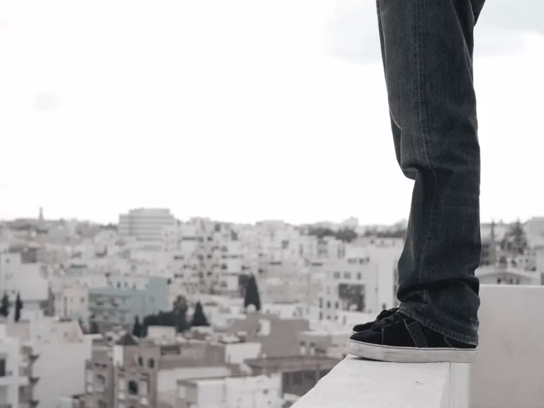 ಶಾಲಾ ಕಟ್ಟಡದಿಂದ ಹಾರಿ 17 ವರ್ಷದ ಬಾಲಕ ಸಾವು