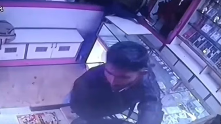 Bengaluru_gold_Shop_robbery_1
