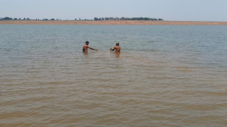 Tragedy-in-the-backwaters-of-Hidkal-reservoir-Two-boys-died