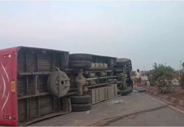 Karnataka-Government-bus-overturns-near-Challakere-Chitradurga-44-passengers-rescued-1