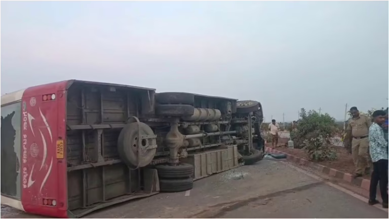 Karnataka-Government-bus-overturns-near-Challakere-Chitradurga-44-passengers-rescued-1
