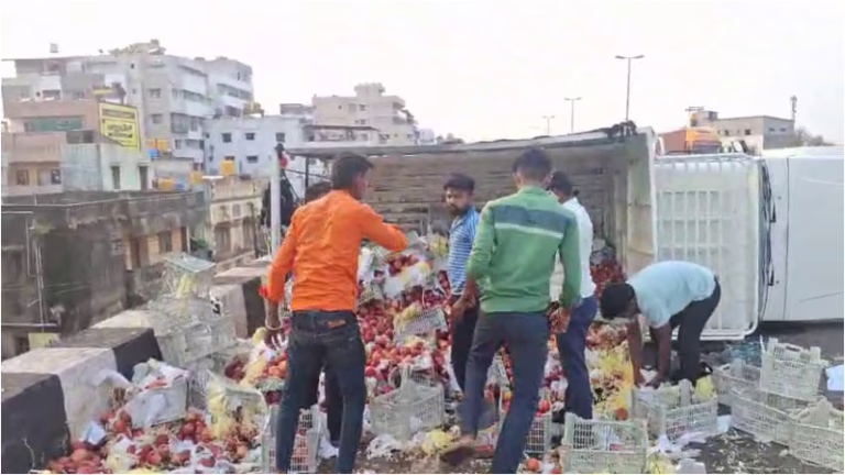 apples-Goods-vehicle-overturns-belagavi-national-highway-1