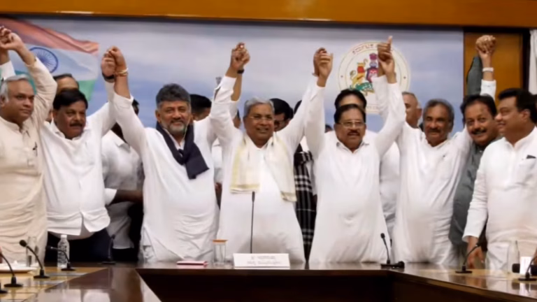 Who-will-be-the-next-Karnataka-CM-Siddaramaiah-leaves-smiling-without-answering-the-question-1