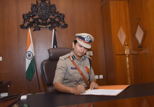 seema-latkar-took-charge-as-commissioner-of-mysuru-city-police1720247318_0