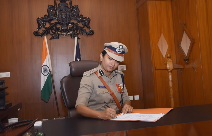 seema-latkar-took-charge-as-commissioner-of-mysuru-city-police1720247318_0